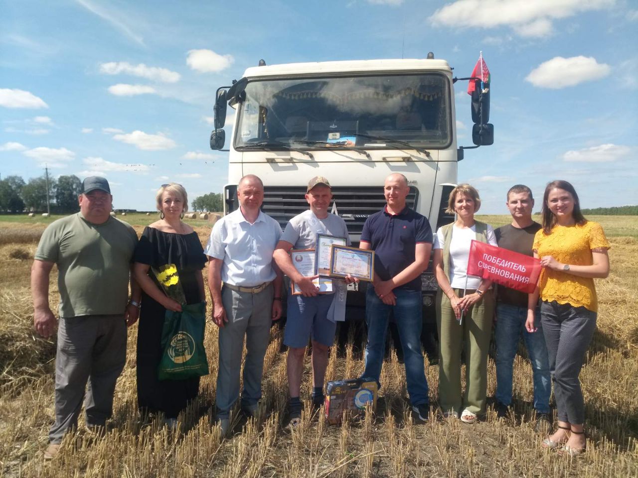 В Брестском районе принимали поздравления первые «тысячники» – водитель и  операторы КЗС - Пинское районное объединение профсоюзов