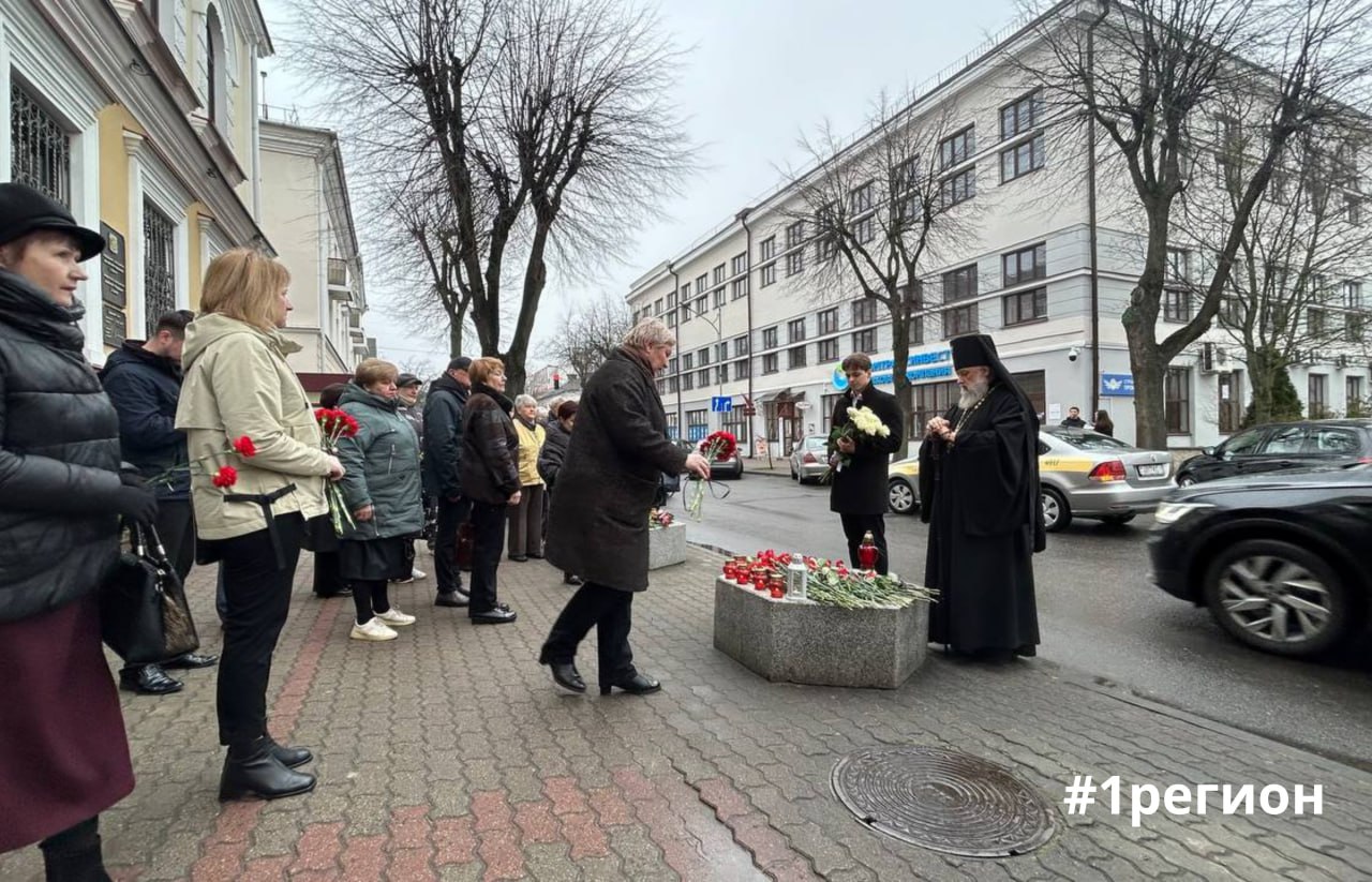 Представители организаций профсоюзов принесли цветы к зданию Генерального  консульства РФ в Бресте - БРЕСТСКОЕ ОБЛАСТНОЕ ОБЪЕДИНЕНИЕ ПРОФСОЮЗОВ