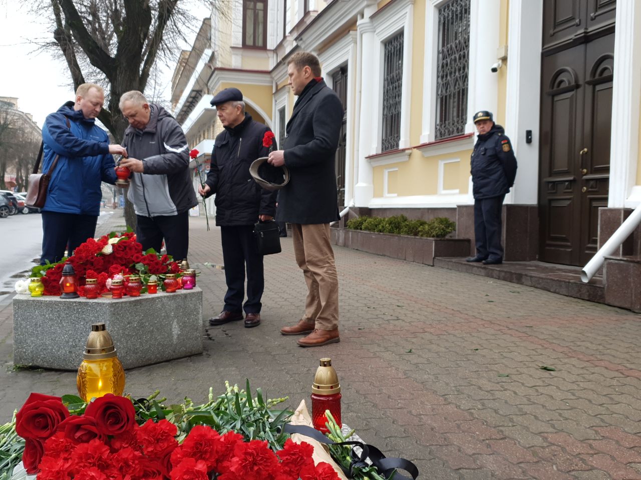 Представители организаций профсоюзов принесли цветы к зданию Генерального  консульства РФ в Бресте - БРЕСТСКОЕ ОБЛАСТНОЕ ОБЪЕДИНЕНИЕ ПРОФСОЮЗОВ