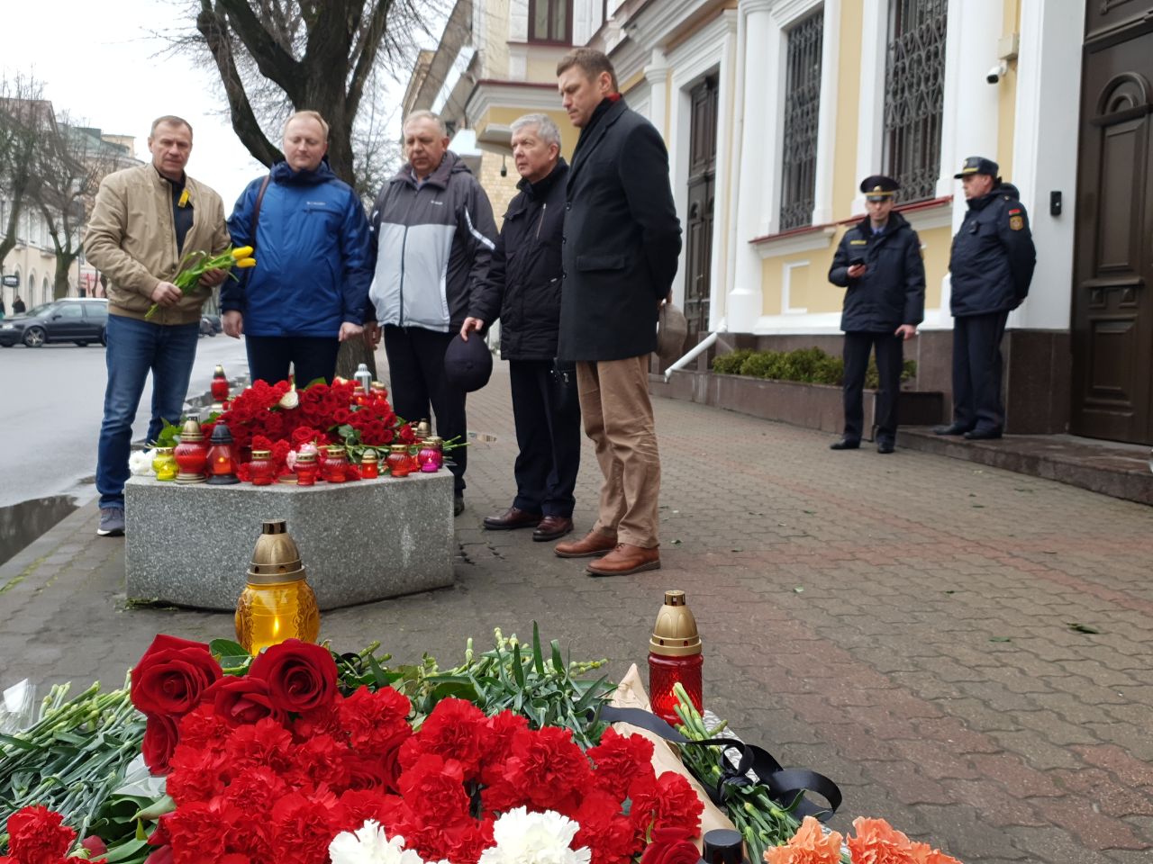 Представители организаций профсоюзов принесли цветы к зданию Генерального  консульства РФ в Бресте - БРЕСТСКОЕ ОБЛАСТНОЕ ОБЪЕДИНЕНИЕ ПРОФСОЮЗОВ